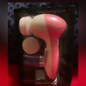 Facial beauty brush